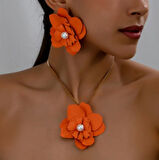 İnci Detaylı Turuncu Çiçek Takı Seti – Kolye ve Küpe Kombini