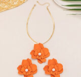 İnci Detaylı Turuncu Çiçek Takı Seti – Kolye ve Küpe Kombini