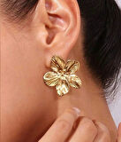 Kadın Gold Renkli Tek Çiçek Formlu Çivi Küpe – Parlak ve Zarif Tasarım