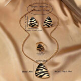 Gold Siyah Detaylı Üçgen Kesim Zebra Desenli Kolye Küpe Yüzük Set Şık Kadın Takı Seti