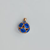 Mavi Çiçek Detaylı Kolye Ucu – Rose Renk Xuping, Mine Kaplama, Yuvarlak Model (2,1 x 1,4 cm)