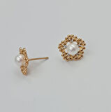 İnci ve Zirkon Taş Detaylı Çiçek Küpe – Rose Gold Xuping, Kararmaz, Zarif ve Işıltılı (1,4 x 1,4 cm)
