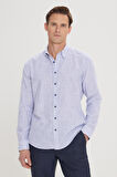 Erkek Mavi Slim Fit Dar Kesim Gizli Düğmeli Yaka Keten Görünümlü %100 Pamuk Flamlı Gömlek