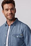 Slim Fit Dar Kesim Tek Cep Kapaklı Pamuklu Mavi Denim Gömlek