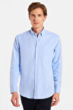 ​​​​​​​ Erkek Regular Fit Klasik Kesim Pamuklu Kolay Ütü Armürlü Mavi Düğmeli Yaka Gömlek