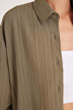 Kadın Oversize Geniş Kesim Bürümcük Pens Detaylı Uzun Kollu Dokulu Haki Gömlek