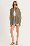 Kadın Oversize Geniş Kesim Bürümcük Pens Detaylı Uzun Kollu Dokulu Haki Gömlek