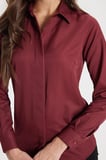 Kadın Slim Fit Dar Kesim Vucüda Oturan Uzun Kollu Gizli Düğme Detaylı Bordo Basic Gömlek