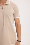 Erkek Slim Fit Dar Kesim %100 Pamuk Jakarlı Düz Yaka ve Kol Detaylı Bej Polo Yaka Tişört