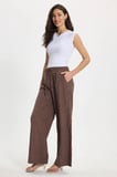 Kadın Relax Fit Rahat Kesim Beli Bağcıklı Lastikli Yumuşak Dokulu Çift Cepli Kahverengi Pantolon 