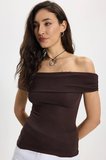 Kadın Slim Fit Dar Kesim Pamuklu Kayık Yaka Kısa Kollu Likralı Kahverengi Bluz