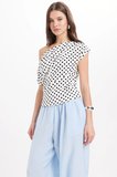 Kadın Slim Fit Dar Kesim Kayık Yaka Puantiyeli Likralı Beyaz Viskon Bluz