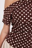 Kadın Slim Fit Dar Kesim Kayık Yaka Puantiyeli Likralı Kahverengi Viskon Bluz