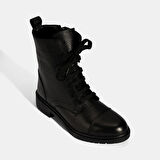 Kadın Siyah Bağcıklı Deri Postal Bot