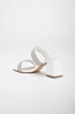 İki Kalın Taş Bantlı Beyaz Kadın Topuklu Terlik