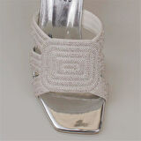 Trend Adımlar Beyaz Taş İşlemeli Şeffaf Topuk Kadın Klasik Terlik