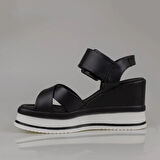 Trend Adımlar Siyah Dolgu Topuk Kemerli Kadın Sandalet