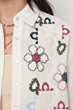 KADIN RENKLİ ÇİÇEK NAKIŞLI EKRU RENK OVERSİZE GÖMLEK