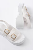 24414-572 Beyaz Tokalı  Günlük Dolgu Topuk Kadın Sandalet