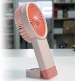 Şarjlı Mini El Fanı Standlı Çantaya Kemere Asılabilir, 3 Modlu Güçlü Serinletici Vantilatör Pervane (PEMBE)