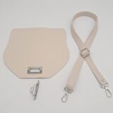 Suni Deri 21x19 cm Kapaklı ve Ayarlı Saplı Çanta Seti Krem Renk Gümüş Metalli