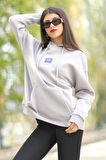 Kadın Gri Süs Etiket Baskılı Kapüşonlu Oversize Kanguru Cepli Sweatshirt - 25103
