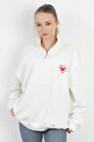 Kadın Yarım Fermuar Dik Yaka Kalp Nakışlı Oversize Sweatshirt Beyaz – 9013