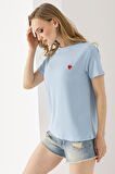 Kadın Bisiklet Yaka Kalp Nakışlı Bürümcük T-Shirt Mavi - 254427