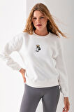 Kadın Bisiklet Yaka Çantalı Ayıcık Nakışlı 3İp Sweatshirt Beyaz - 2626