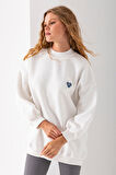 Kadın Bisiklet Yaka Fiyonk Kalp Nakışlı Oversize 3İp Sweatshirt Beyaz - 2629
