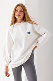 Kadın Bisiklet Yaka Fiyonk Kalp Nakışlı Oversize 3İp Sweatshirt Beyaz - 2629