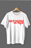 Var Ki Yaşıyoruz Baskılı Pamuklu Likralı T-shirt (Kırmızı Yazılı Beyaz) M Beden