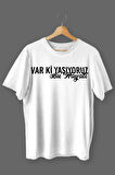 Varki Yaşıyoruz Bu Hayatı Baskılı Pamuklu Likralı T-shirt (Siyah Yazılı Beyaz) S Beden