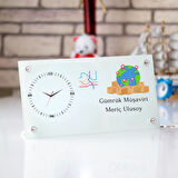 Gümrük Müşavirine Özel Cam Masa Saati – İsim Yazılı Kurumsal Masaüstü Ofis Saati