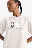 DeFactoFit NBA Wordmark Oversize Geniş Kalıp Bisiklet Yaka Pike Kısa Kollu Tişört D6121AX25SPBG745