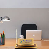 Fizyoterapistlere Özel Kişiye Özel Masa İsimliği | Altın Detaylı Ahşap Tasarım