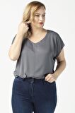 3203  Saten V Yaka Kısa Kollu Büyük Beden Şık Bluz Gri