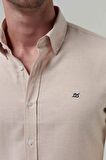 Slim Fit Bej Oxford Düğmeli Yaka Kolay Ütülenebilir Nakış Detaylı Pamuklu Gömlek 4HC02ORT03265