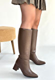Sivri Burun Diz Altı Topuklu Çizme Cilt Acı Kahve Topuk Boyu 6 Cm