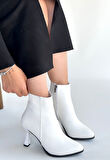 Sivri Burun Yandan Fermuarlı İnce Topuklu Bot Cilt Beyaz Topuk Boyu 8,5 Cm