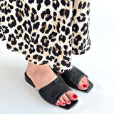 Ortu Siyah Cilt İşlemeli Terlik