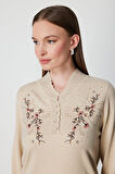 On Kadın V Yaka Çiçek İşlemeli Triko Kazak 65307 Bej
