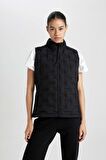DeFactoFit Su İtici Rüzgar Geçirmez Slim Fit Dar Kesim Fermuarlı Şişme Sporcu Yelek B2069AX24SPBK81