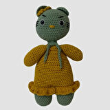 Uretti - Birsen 2552 - El Yapımı Amigurumi Sarı Elbiseli Yeşil Kedi - 21 cm