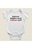 Doktor Değilim Ama Hastam Çok ! Yazılı Pamuklu Yumuşak Unisex Çıtçıtlı Body Zıbın