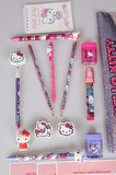 DEKOMUS İLE YENİ SEZON LİSANSLI HELLO KITTY 16 PARÇA KIRTASİYE SETİ KALEM ÇANTASI,3D SİLGİ,NOT DEFTERİ,SİLGİ TEPELİ GEÇMELİ KURŞUN KALEM,UÇLU KALEM,KALEMTRAŞ VE ROKET SİLGİ SETİ