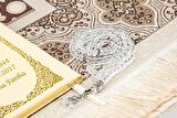 50 ADET - İsim Baskılı Ciltli Yasin Kitabı - Seccadeli - Tesbihli - Kutulu - Bej - Mevlit Hediye Seti