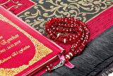 50 ADET - İsim Baskılı Ciltli Yasin Kitabı - Seccadeli - Tesbihli - Kutulu - Kırmızı - Mevlit Hediye Seti