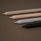 Tombow Mono Graph Lite Mekanik Versatil Uçlu Kalem 0.5 Gri Pembe Blisterli (DPA-122G)