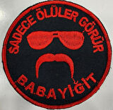 Single Sword ''SADECE ÖLÜLER GÖRÜR BABAYİĞİT'' Yazılı Cırtlı Nakış Arma, Patch, Peç Model KIRMIZI-SİYAH